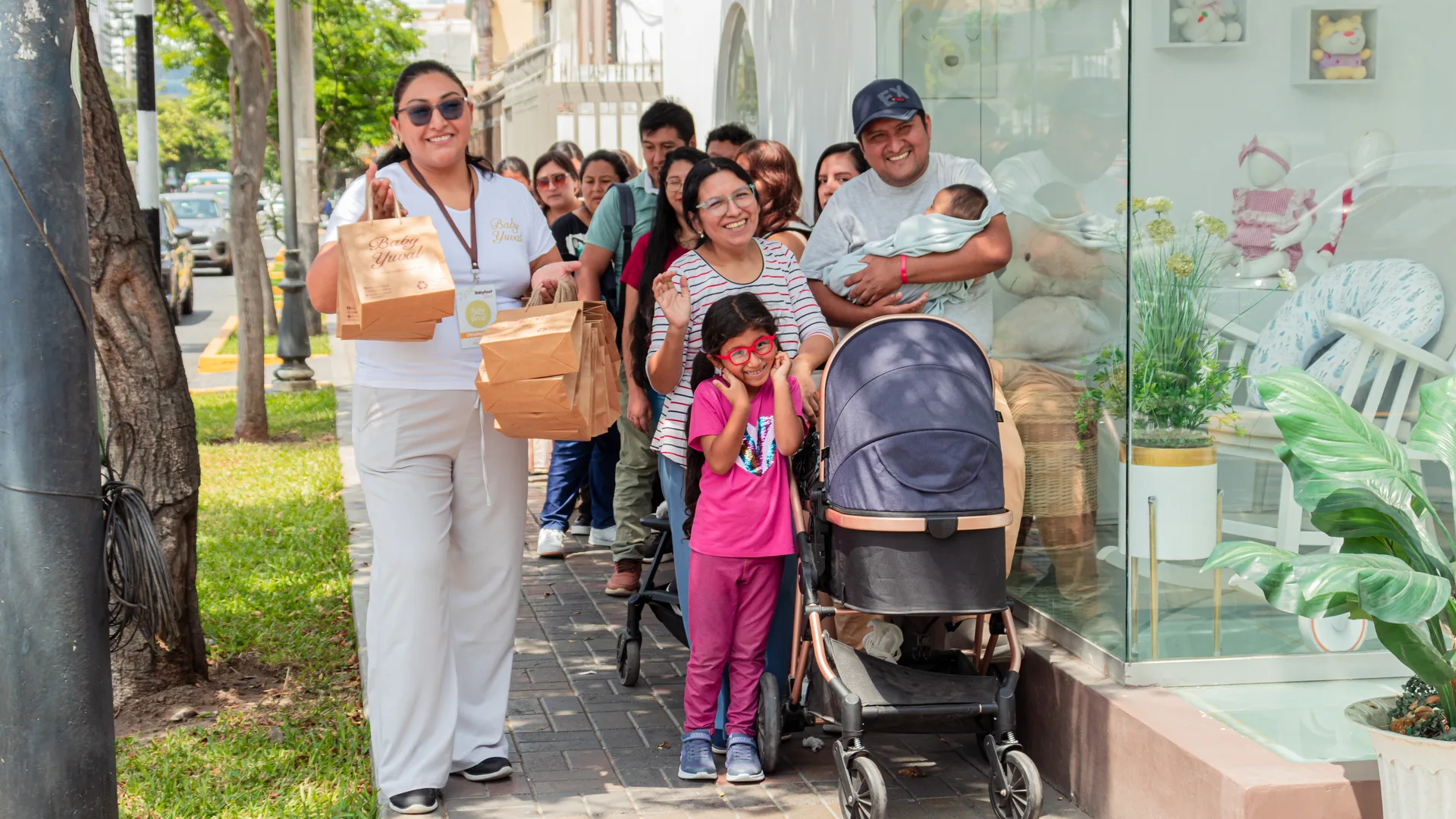 Familias llegando a una edición de BabyFest Yuval